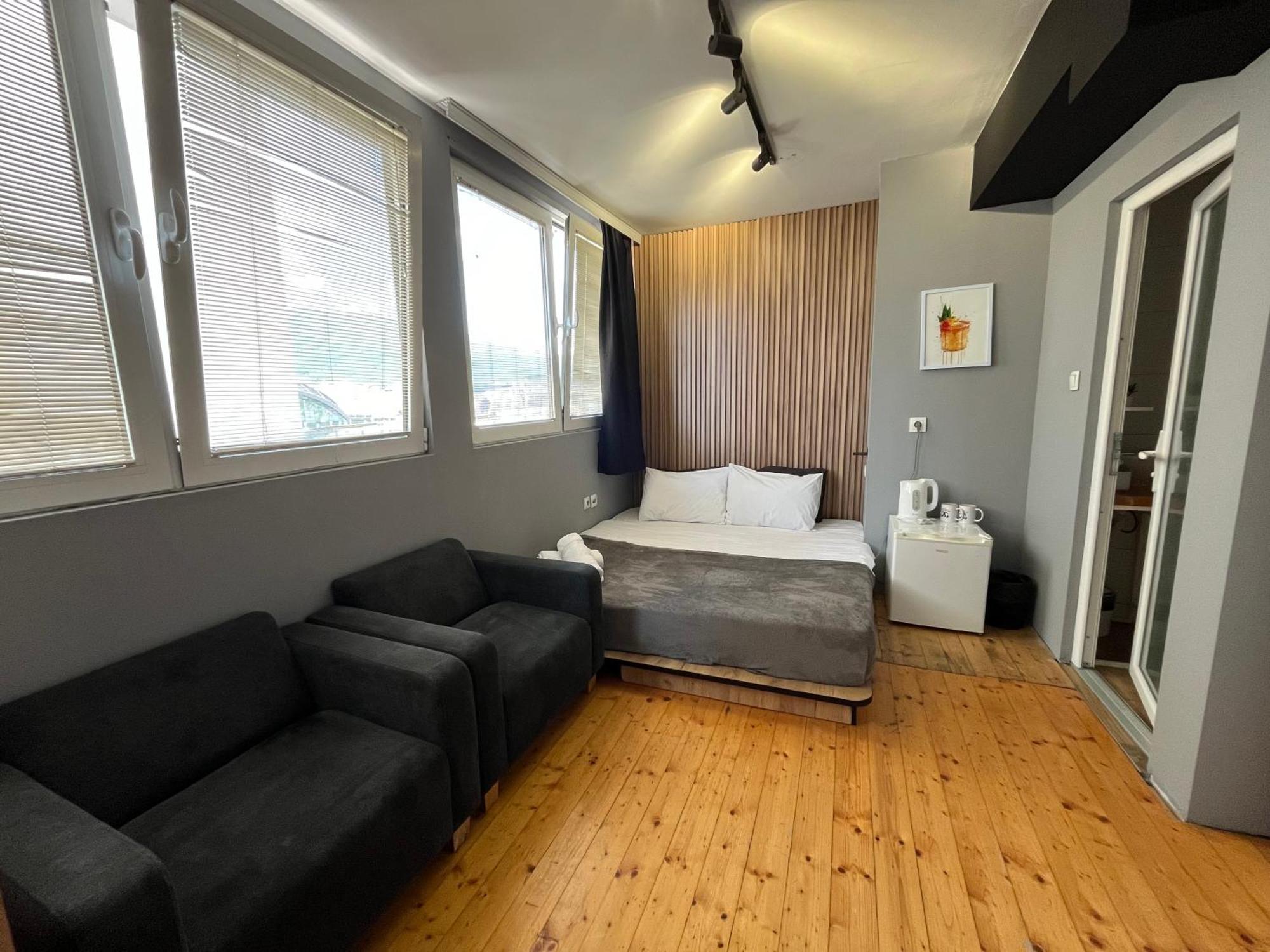 Mickitos Urban Hostel スコピエ エクステリア 写真